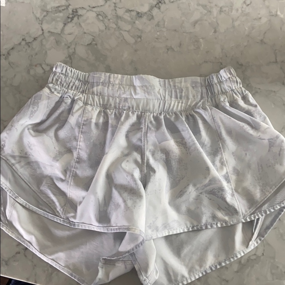 Lululemon hotty hot 2.5” shorts